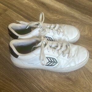 Cariuma Salvas white leather black logo sneakers women’s size 8 men’s 6.5